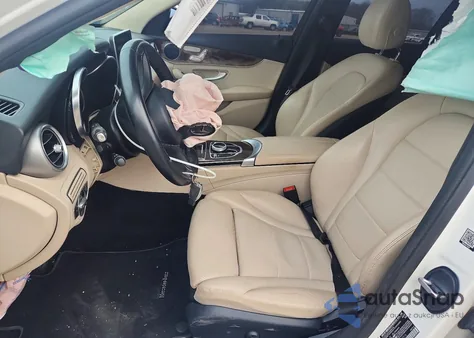 2017 Mercedes-Benz C 300 z USA, uszkodzony, nr VIN 55SWF4JB0HU192516